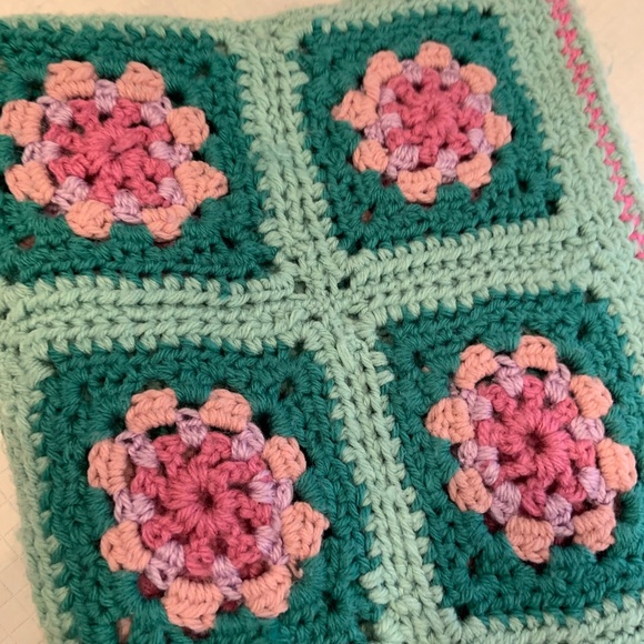 Vintage Handmade Crochet Granny Square Afghan Blanket Pink & Green 54"x45" - Picture 15 of 16